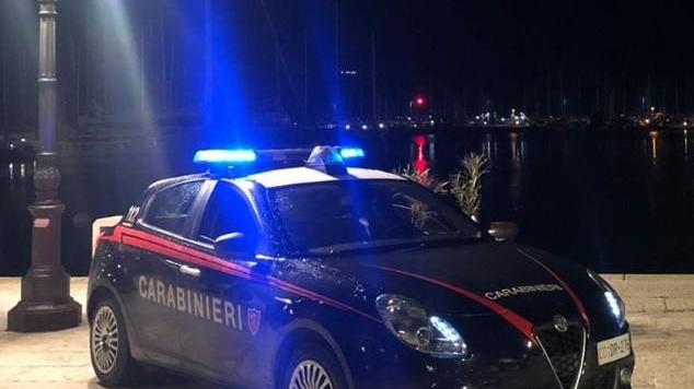 Giovane commessa picchiata da un uomo incappucciato