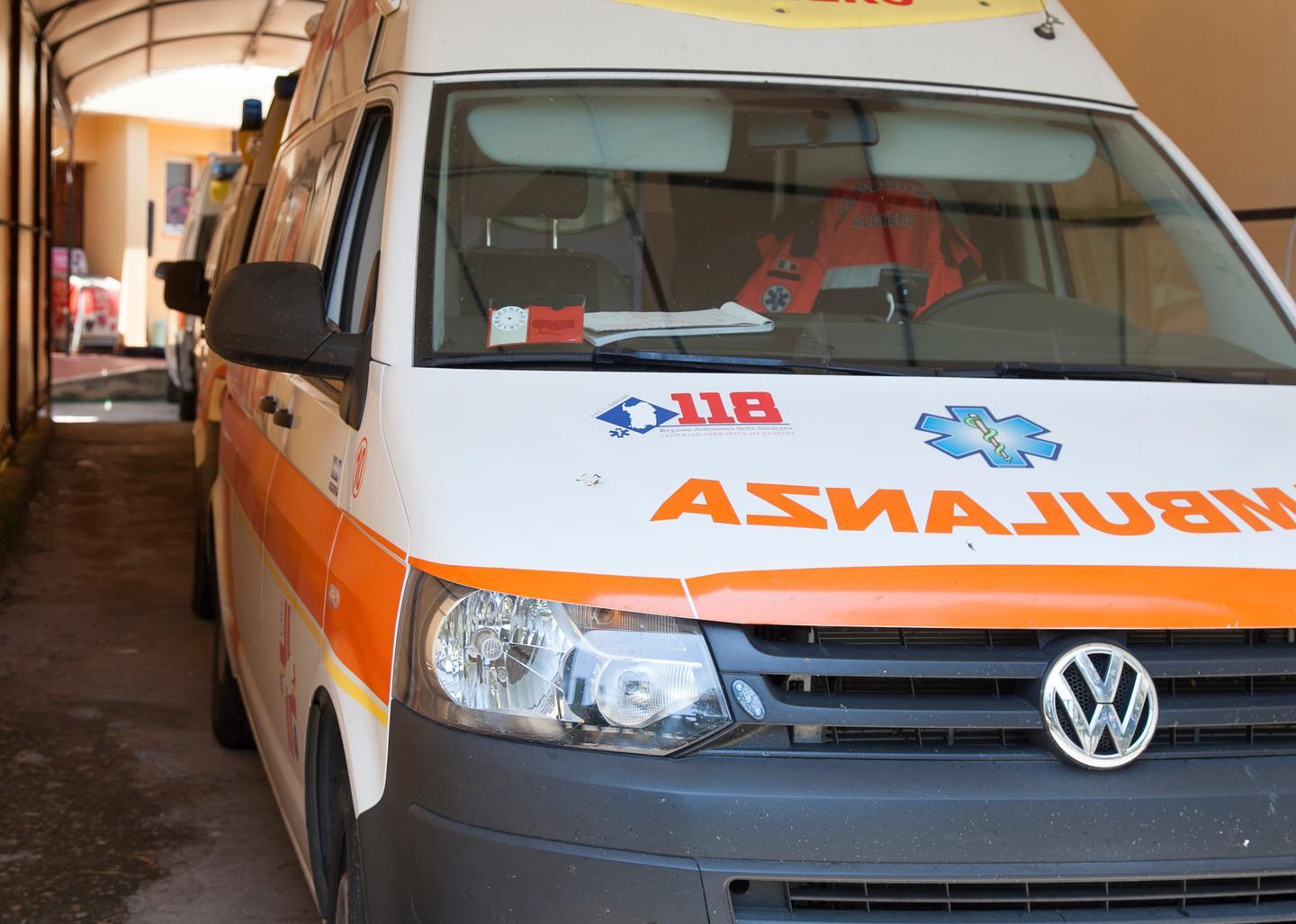 Alghero, c’è un infartuato ma lui fa spostare l'ambulanza del 118 