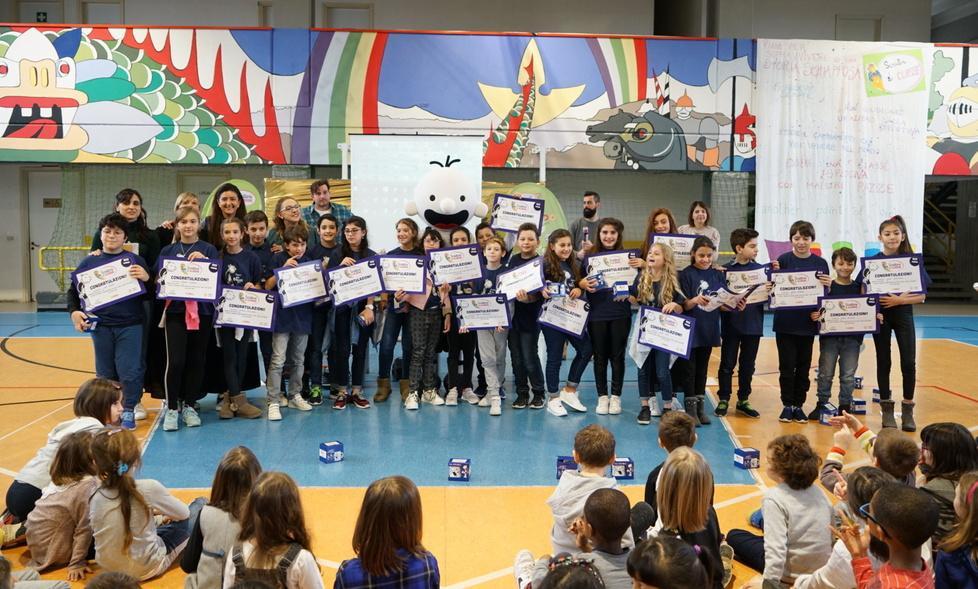 “Greg” premia la quinta A festeggiata da tutta la scuola
