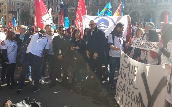 Mille dipendenti Air Italy nel presidio davanti al Mit