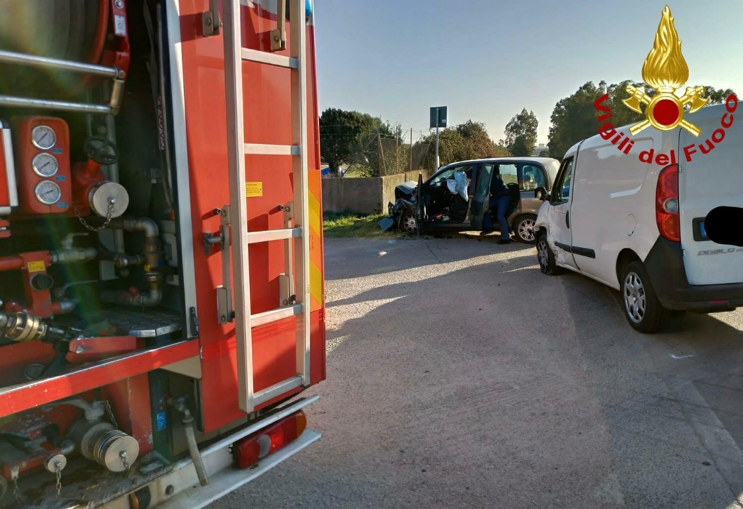 Olbia, scontro fra auto e furgone a Putzolu 
