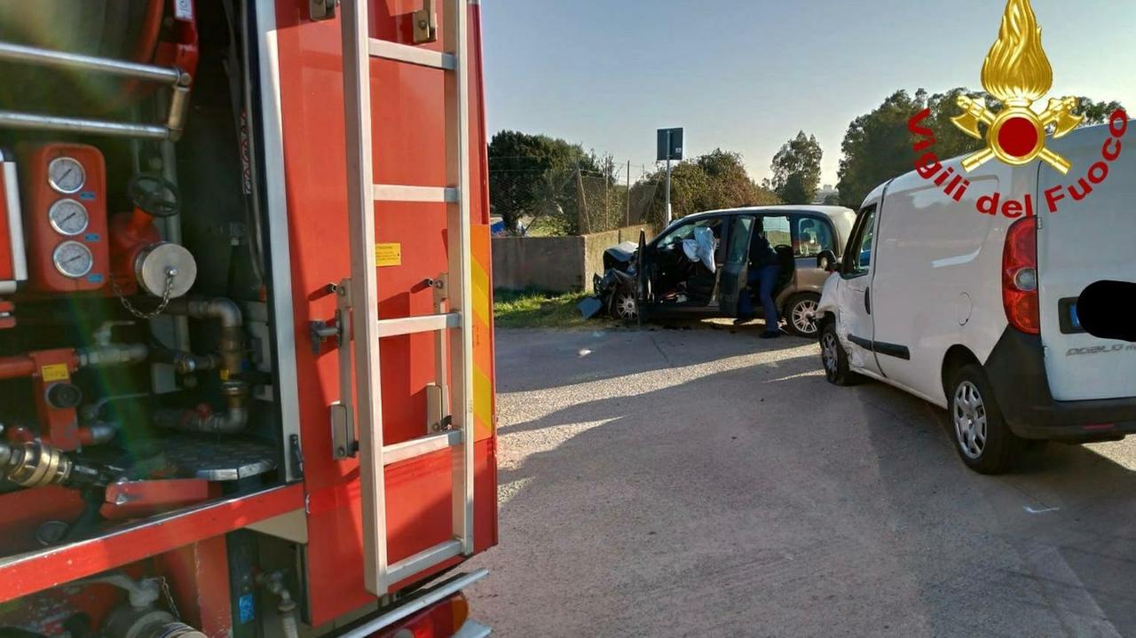 Olbia, scontro fra auto e furgone a Putzolu 