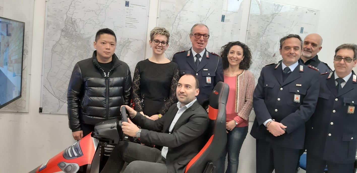 Il sindaco Calamai alla guida del simulatore donato alla polizia municipale