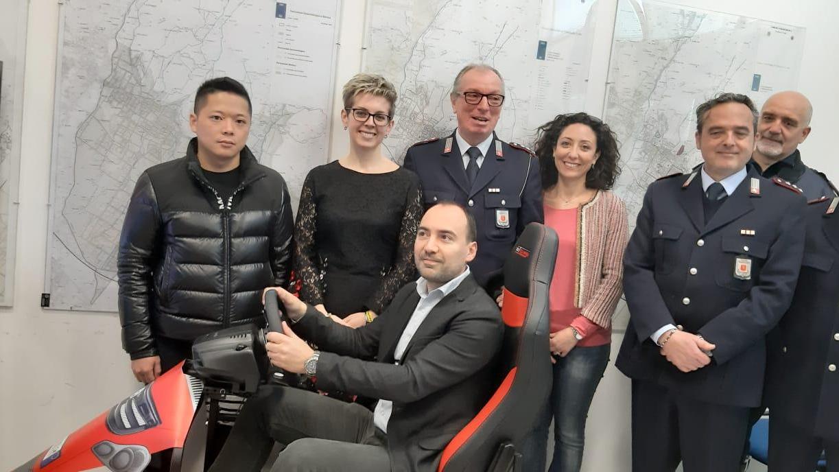 Il sindaco Calamai alla guida del simulatore donato alla polizia municipale