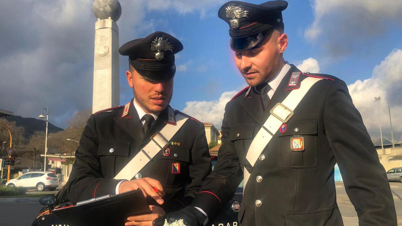 Spacciava in centro a Carrara, preso con 26 dosi di cocaina