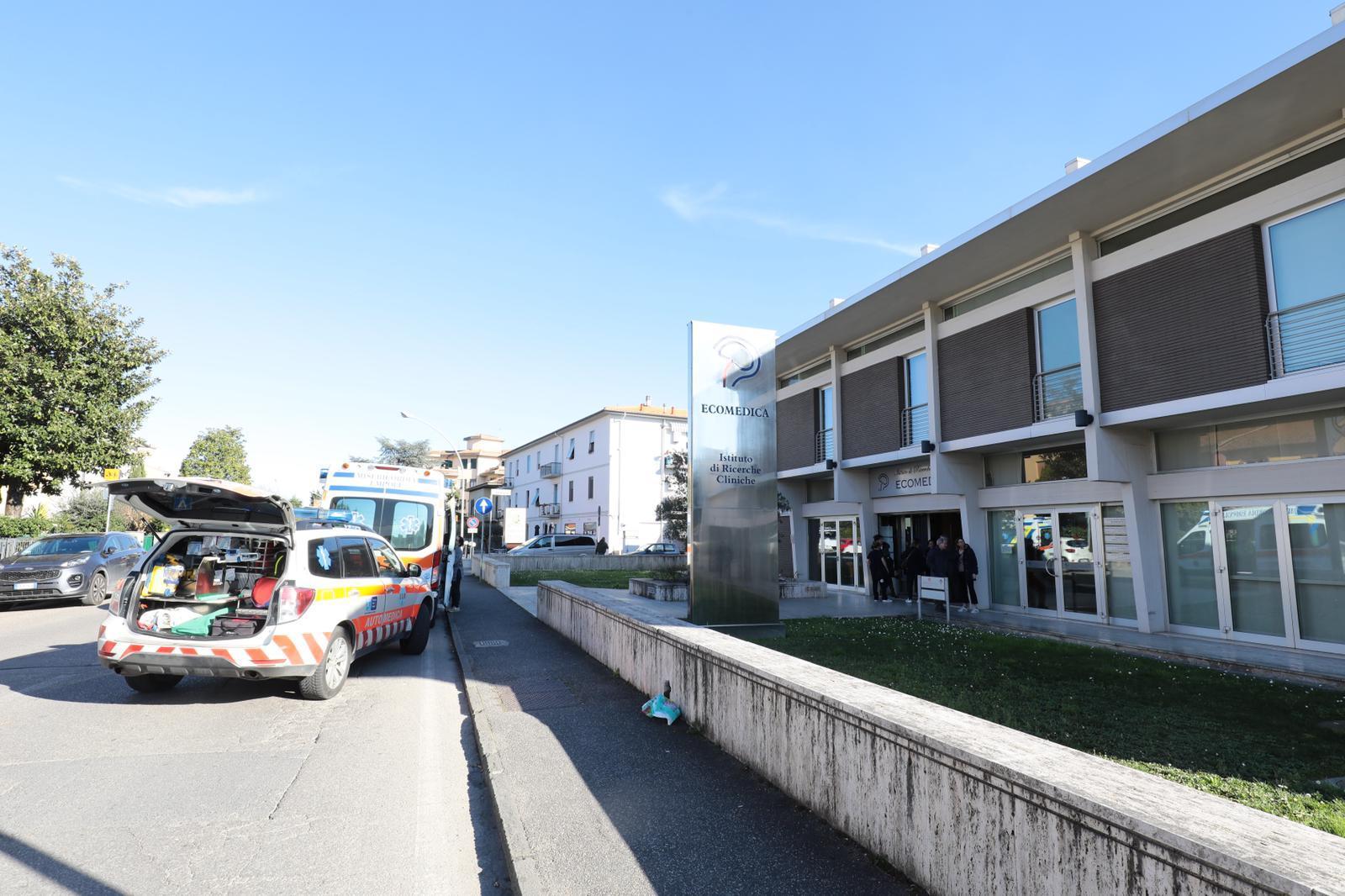 I mezzi di soccorso davanti all'Ecomedica (foto agenzia Carlo Sestni)