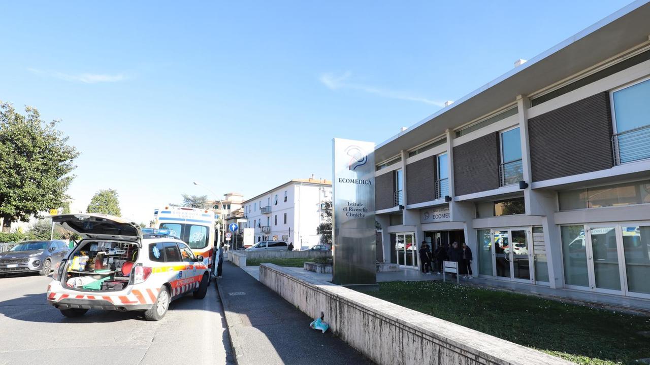 I mezzi di soccorso davanti all'Ecomedica (foto agenzia Carlo Sestni)