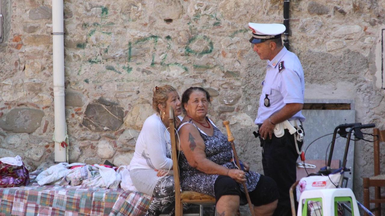 Patrizia e Djula Ahmetovic dopo lo sfratto dalla casa concessa loro dal Comune