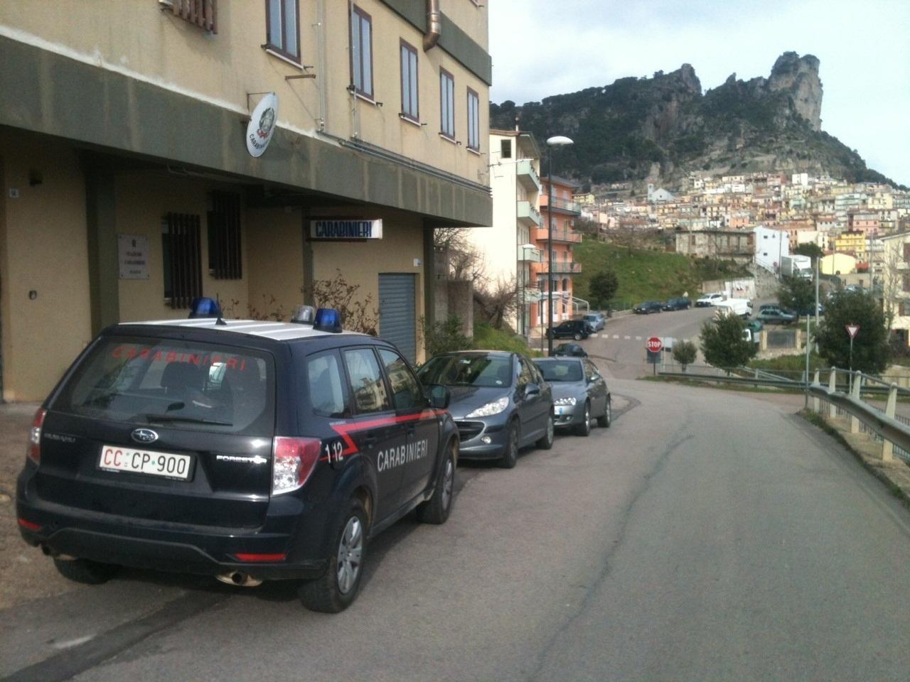 Aggredisce la madre anziana e distrugge la casa: arrestato a Ulassai