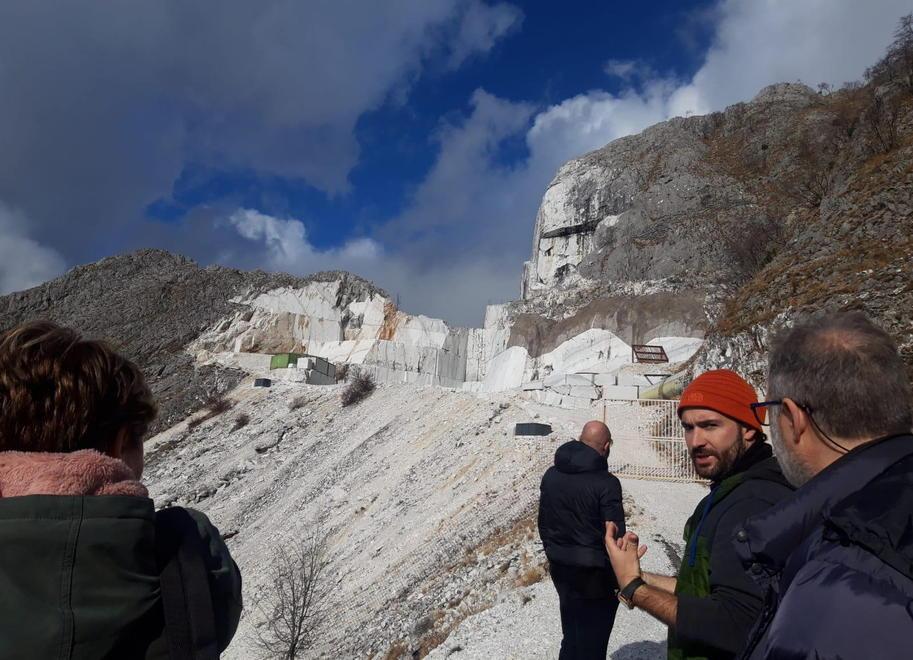 Commissione urbanistica sul posto: «Vogliamo vedere da vicino la situazione delle cave di Massa» 