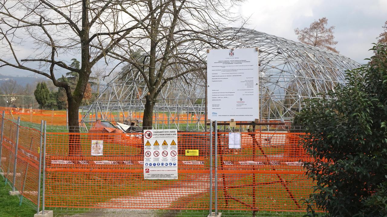 Il cantiere al Pallone di pattinaggio (Foto Gori)