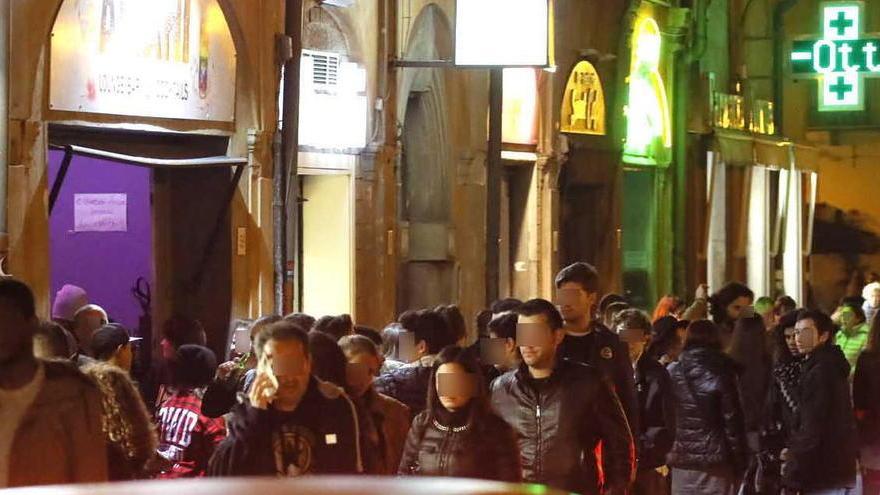 Giovani di sera sul lungarno Mediceo (Foto Muzzi)