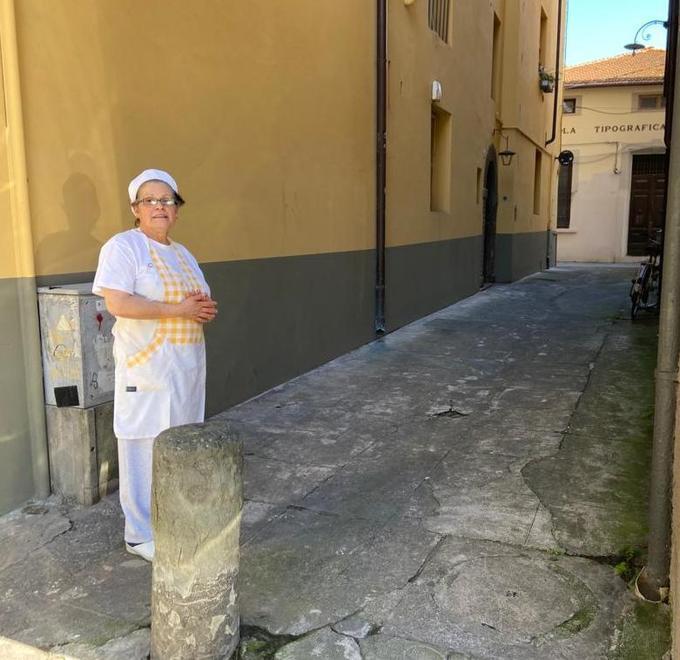Il forno Casali: «Via dal vicolo l’isola per i rifiuti» 