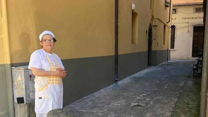 Il forno Casali: «Via dal vicolo l’isola per i rifiuti»