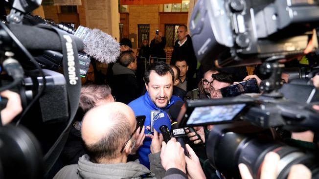 Salvini, Conte prepari scatoloni