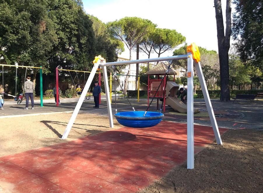 Nel parco giochi arriva l’altalena inclusiva: l’ha donata un privato