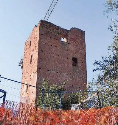 Restauratrice cancella gli sfregi dei vandali alla torre nel parco 