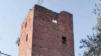 Restauratrice cancella gli sfregi dei vandali alla torre nel parco