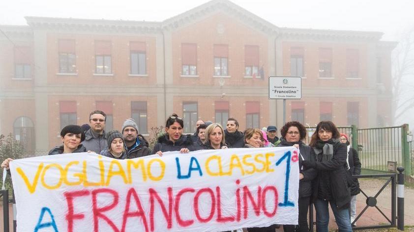 Francolino in trincea Sit in per salvare la scuola I genitori: i nostri figli separati su diversi istituti