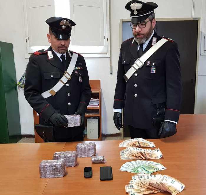 Trovato con due chili di hashish E aveva 7.500 euro in contanti 