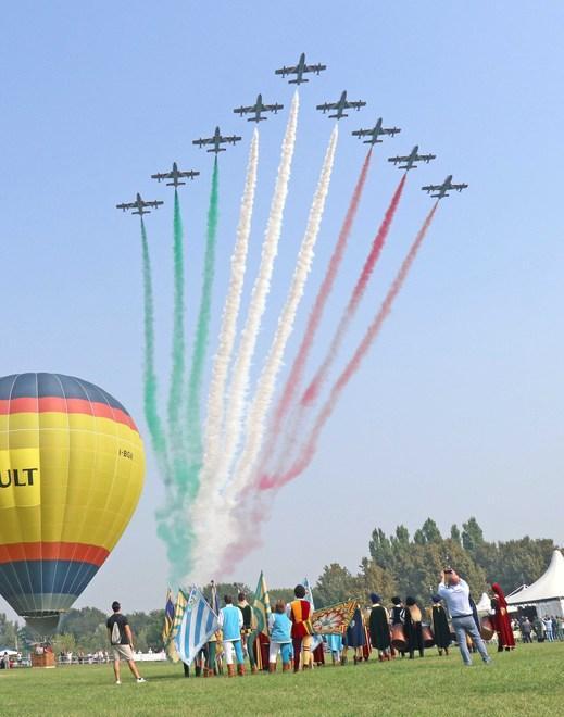 Acrobazie a settembre Le Frecce Tricolori nel cielo di Comacchio 