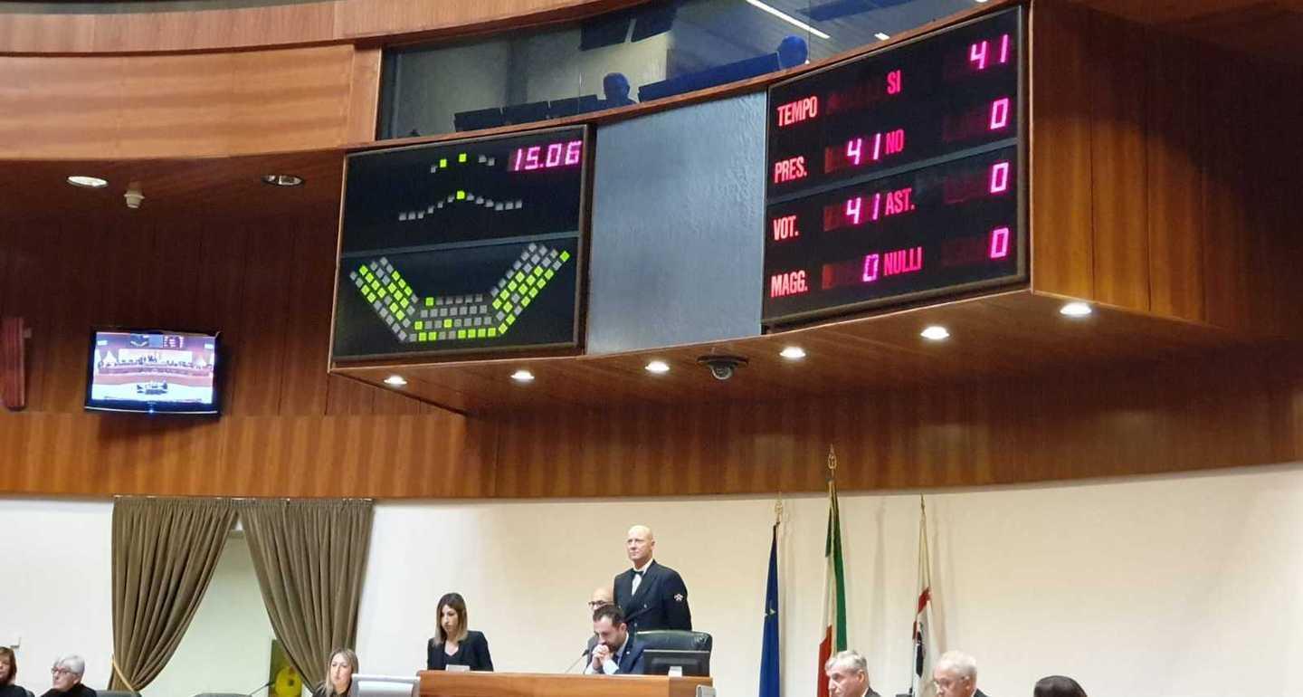Il Consiglio ritrova l’unità «Stop alla liquidazione» 