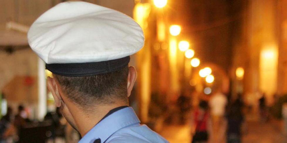 L’agente insegue il ladro in fuga e alla fine lo cattura
