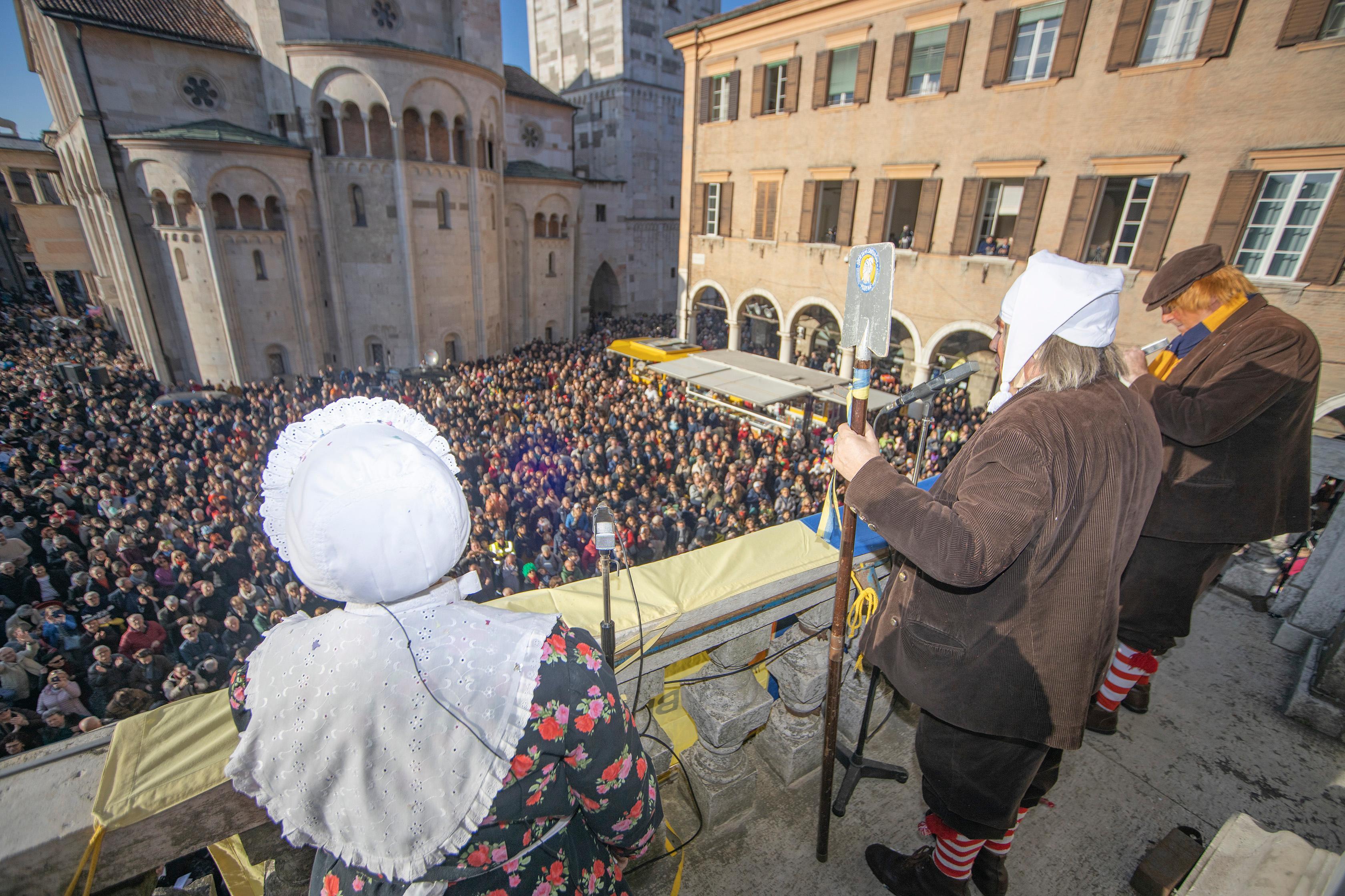 Modena. Lo Sproloquio di Sandrone live da piazza Grande e il testo integrale LE FOTO E I VIDEO