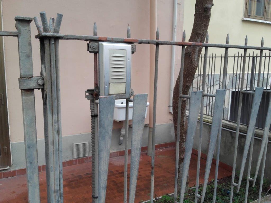 La ringhiera scavalcata dagli operai della ditta per effettuare i lavori della fibra ottica nell'appartamento di Querci