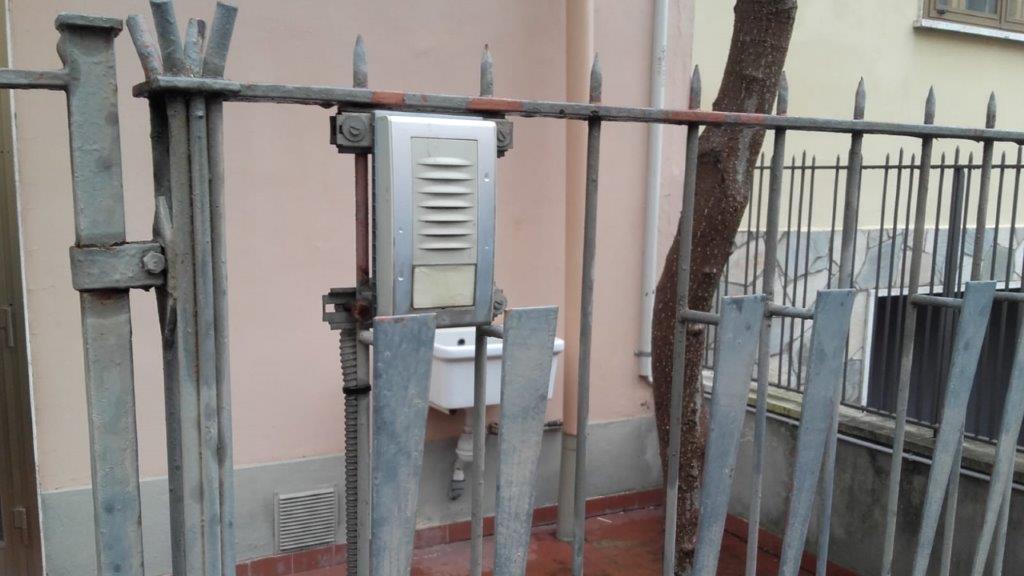 La ringhiera scavalcata dagli operai della ditta per effettuare i lavori della fibra ottica nell'appartamento di Querci