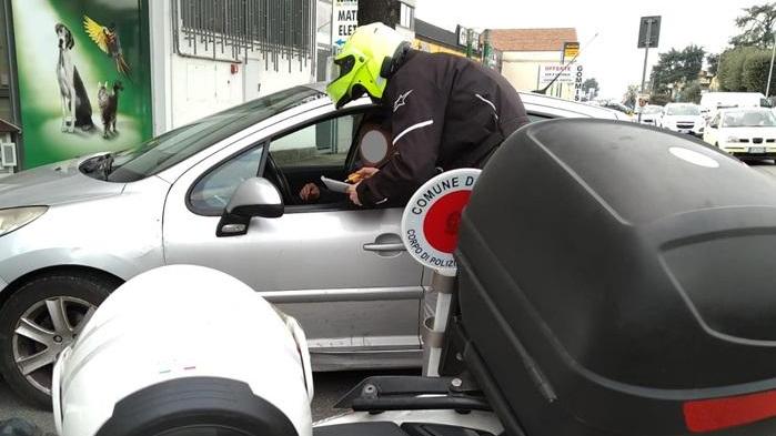 Il controllo di un agente della Polizia municipale