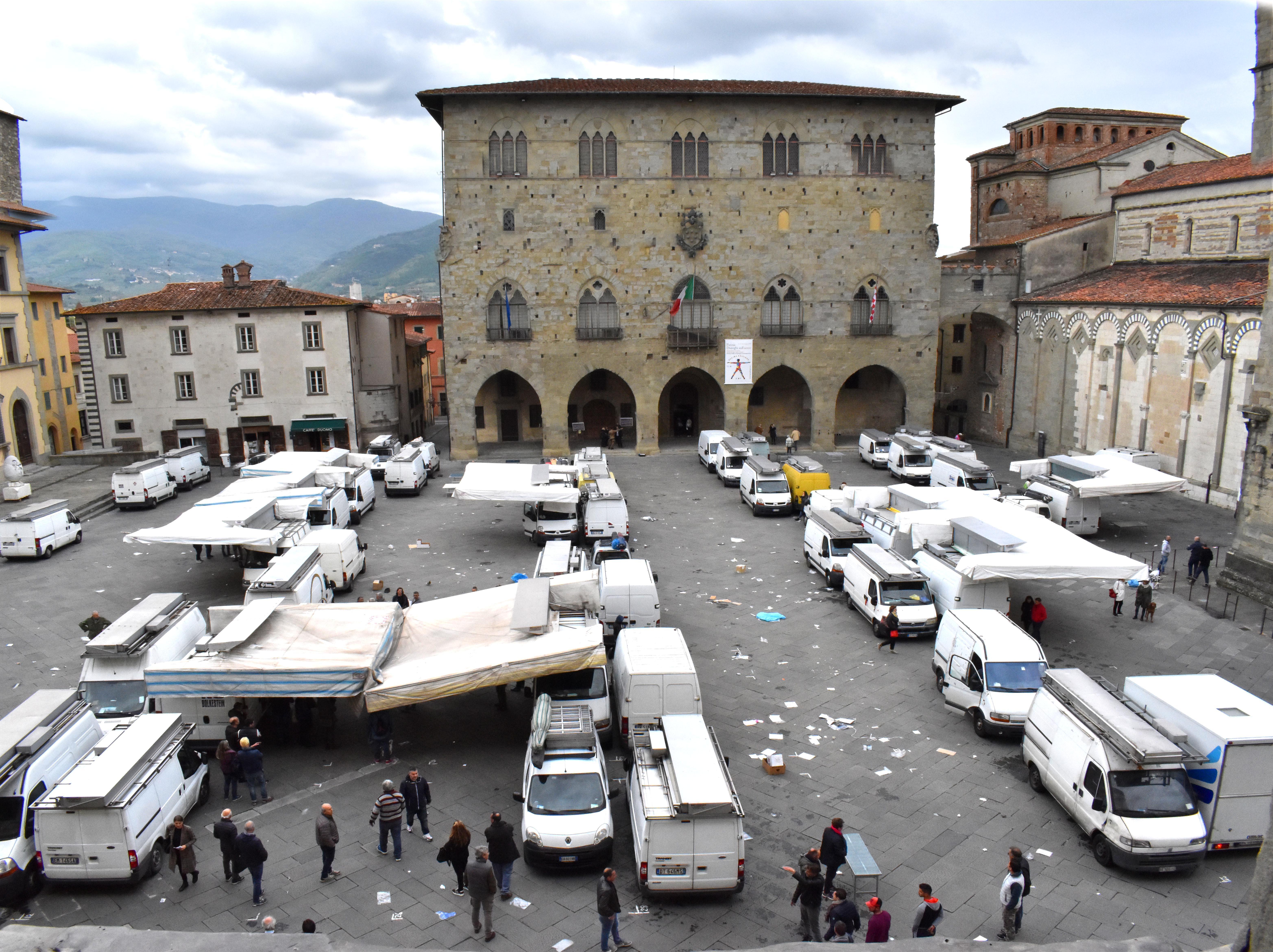 Una veduta dall'alto del mercato in piazza Duomo