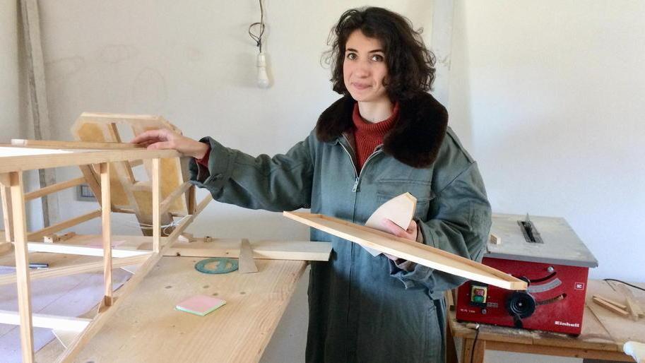 Quel genio di Alice: si laurea in ingegneria e costruisce in salotto un ultraleggero 8x6