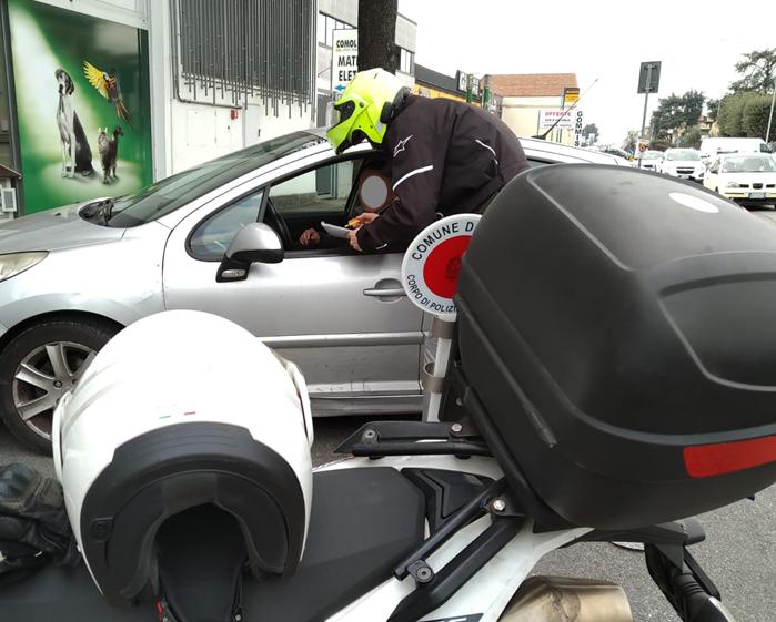 Al volante col telefonino, raffica di multe