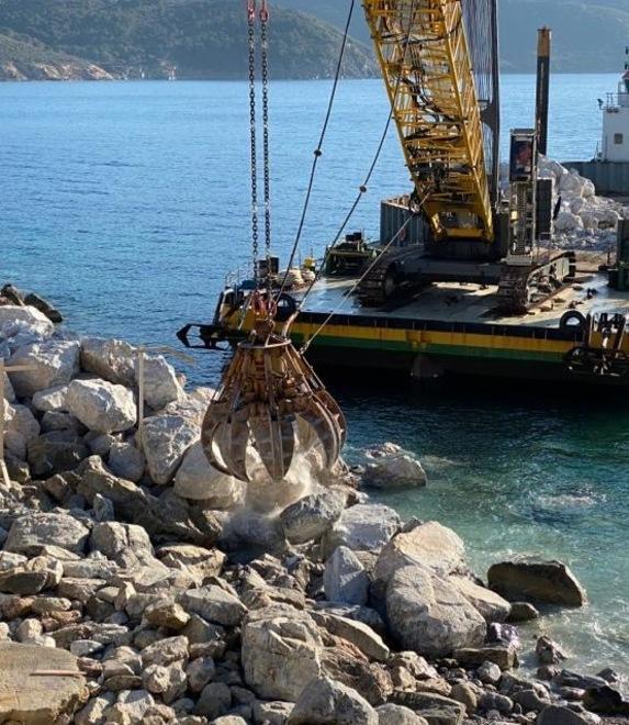 Massi ciclopici per proteggere la banchina di Marina di Campo 