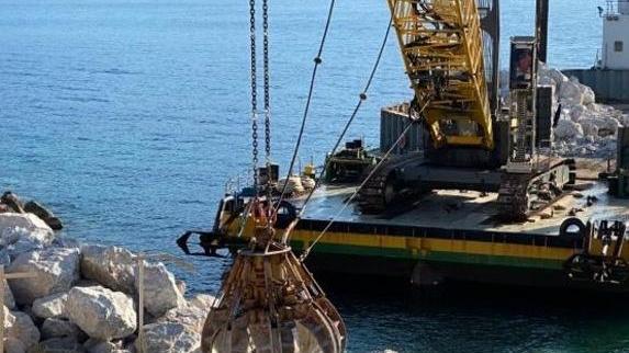 Massi ciclopici per proteggere la banchina di Marina di Campo