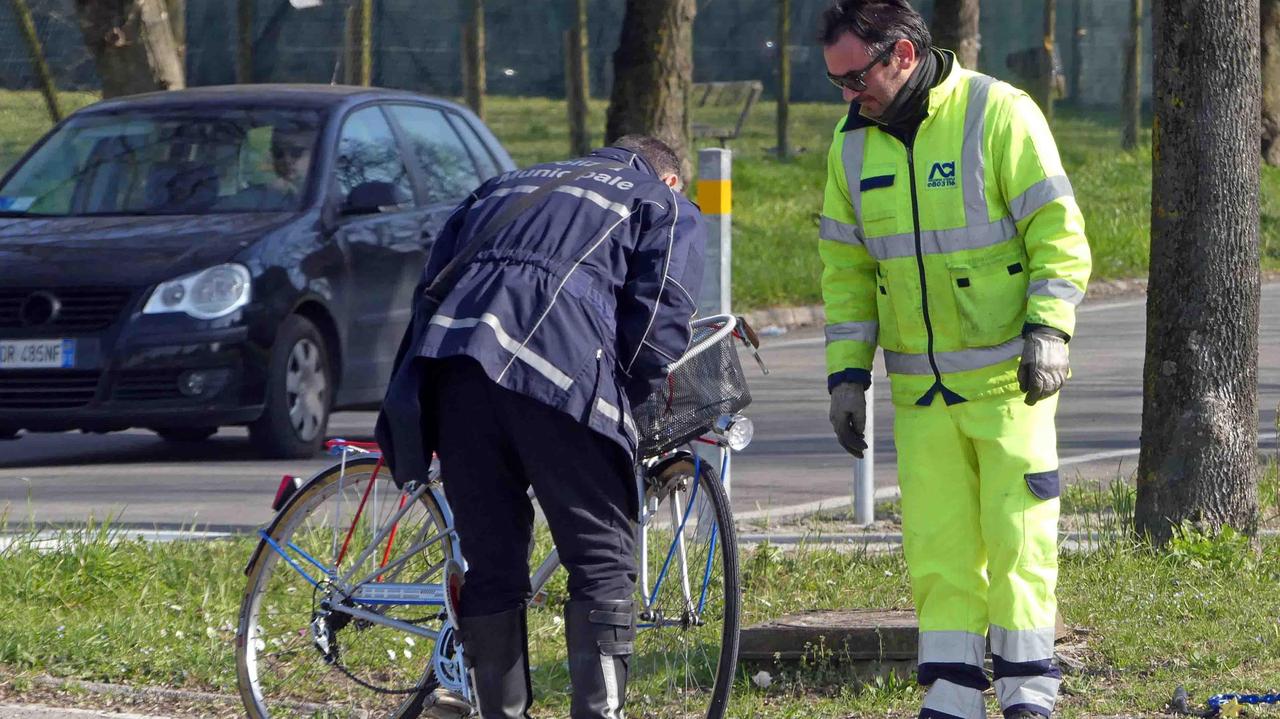 Ferrara, ciclista investita da un'auto