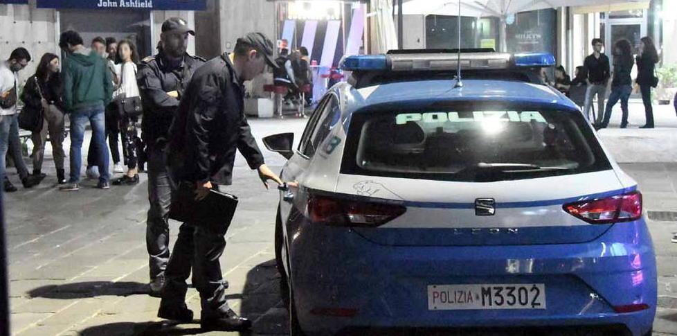 In piazza Garibaldi con la droga in sella allo scooter rubato: nei guai a 19 anni  