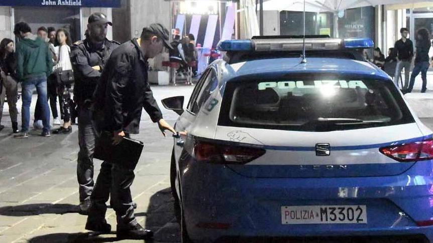 In piazza Garibaldi con la droga in sella allo scooter rubato: nei guai a 19 anni