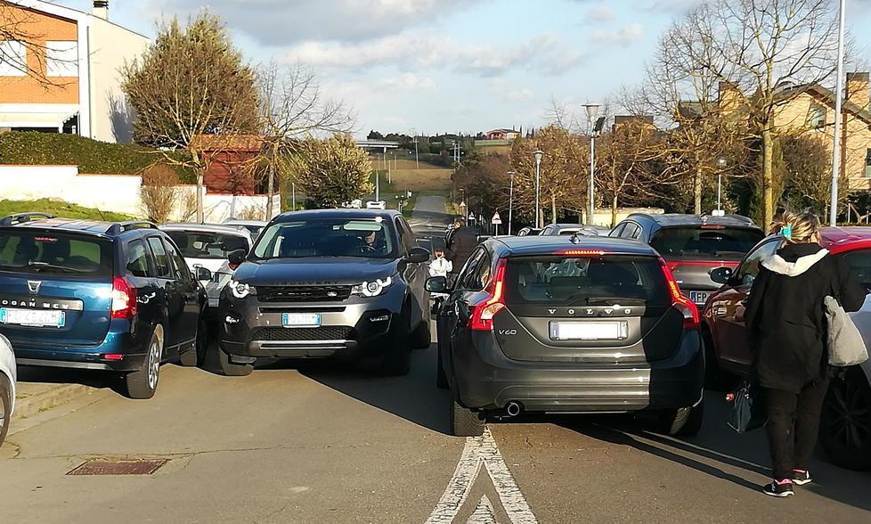 L’assalto dei genitori manda in tilt il paese tra sosta selvaggia e strade bloccate 