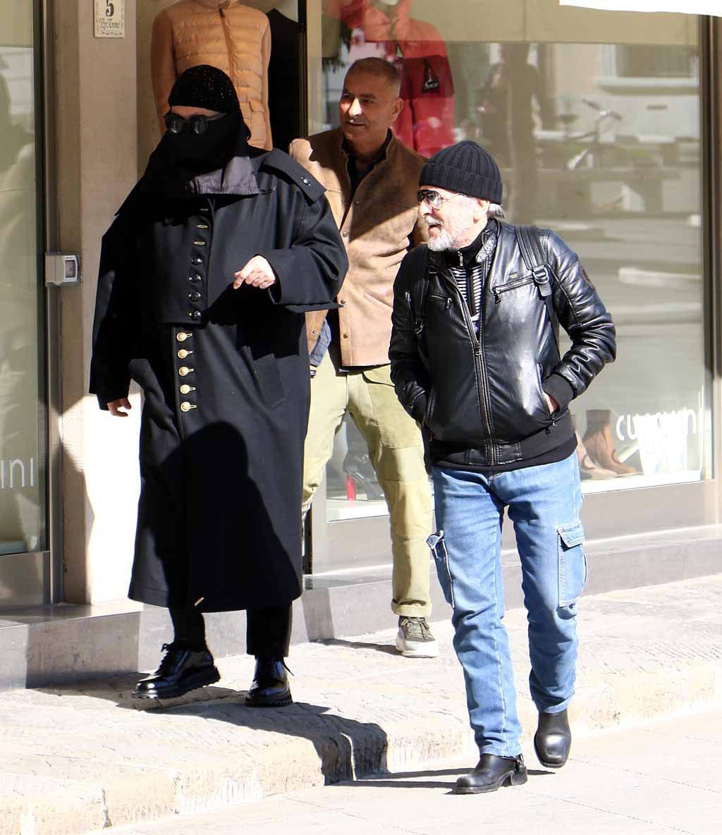 Renato Zero fa shopping in centro a Massa 