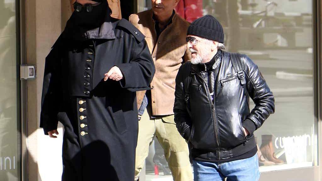 Renato Zero fa shopping in centro a Massa