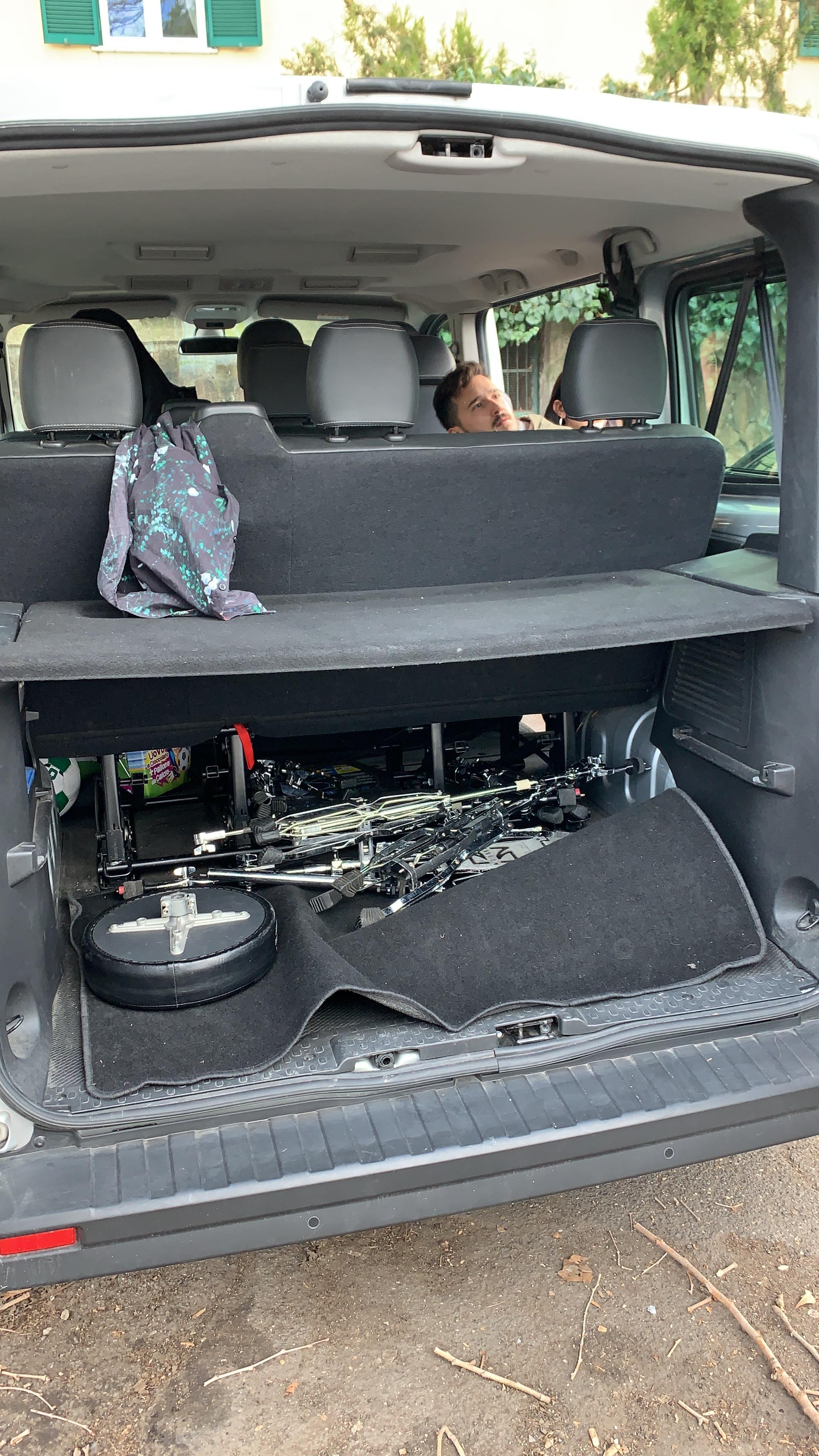Si esibiscono a Roma, ma i ladri li derubano e si portano via gli strumenti musicali