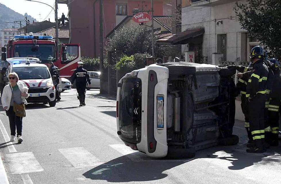 Scontro tra auto sulla Foce