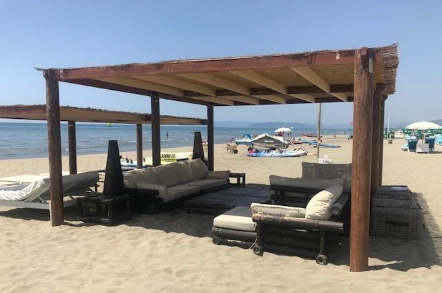 Sì a verande chiuse e pagode in spiaggia 