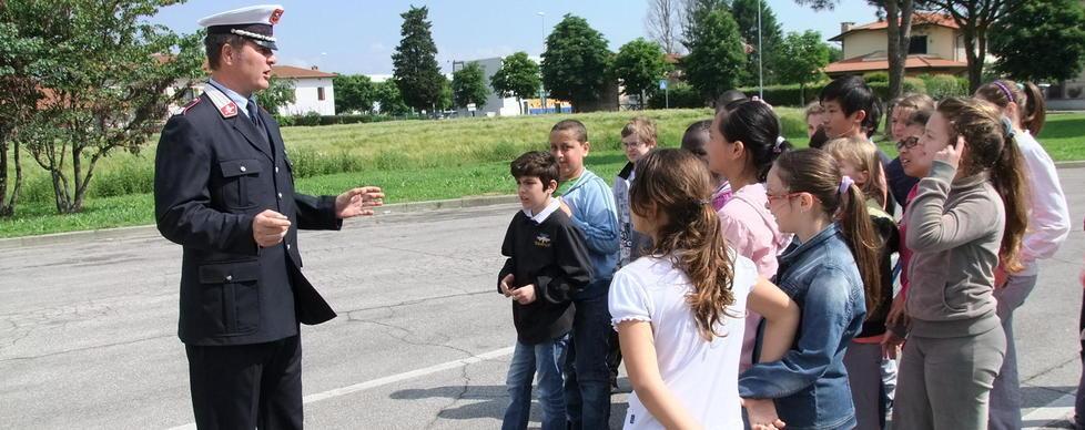 Gli studenti e la legalità Ciclo di lezioni a scuola con i vigili urbani