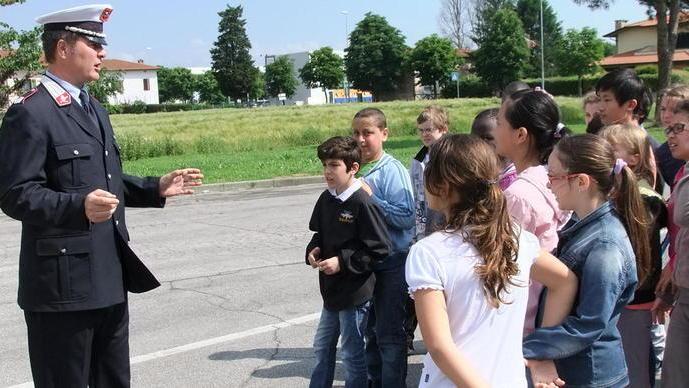 Gli studenti e la legalità Ciclo di lezioni a scuola con i vigili urbani