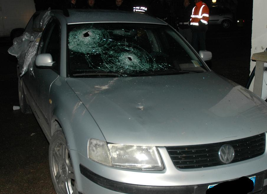 Spari contro un’auto e bombe molotov