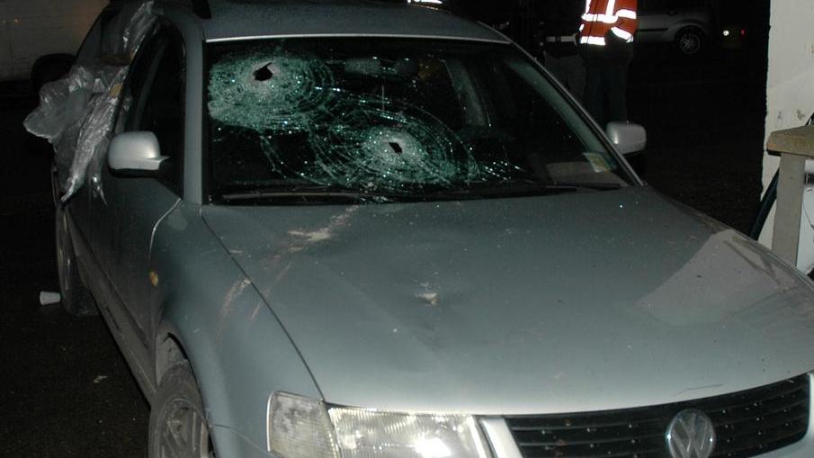 Spari contro un’auto e bombe molotov