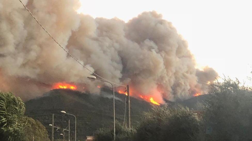 Incendio controllato a difesa del monte